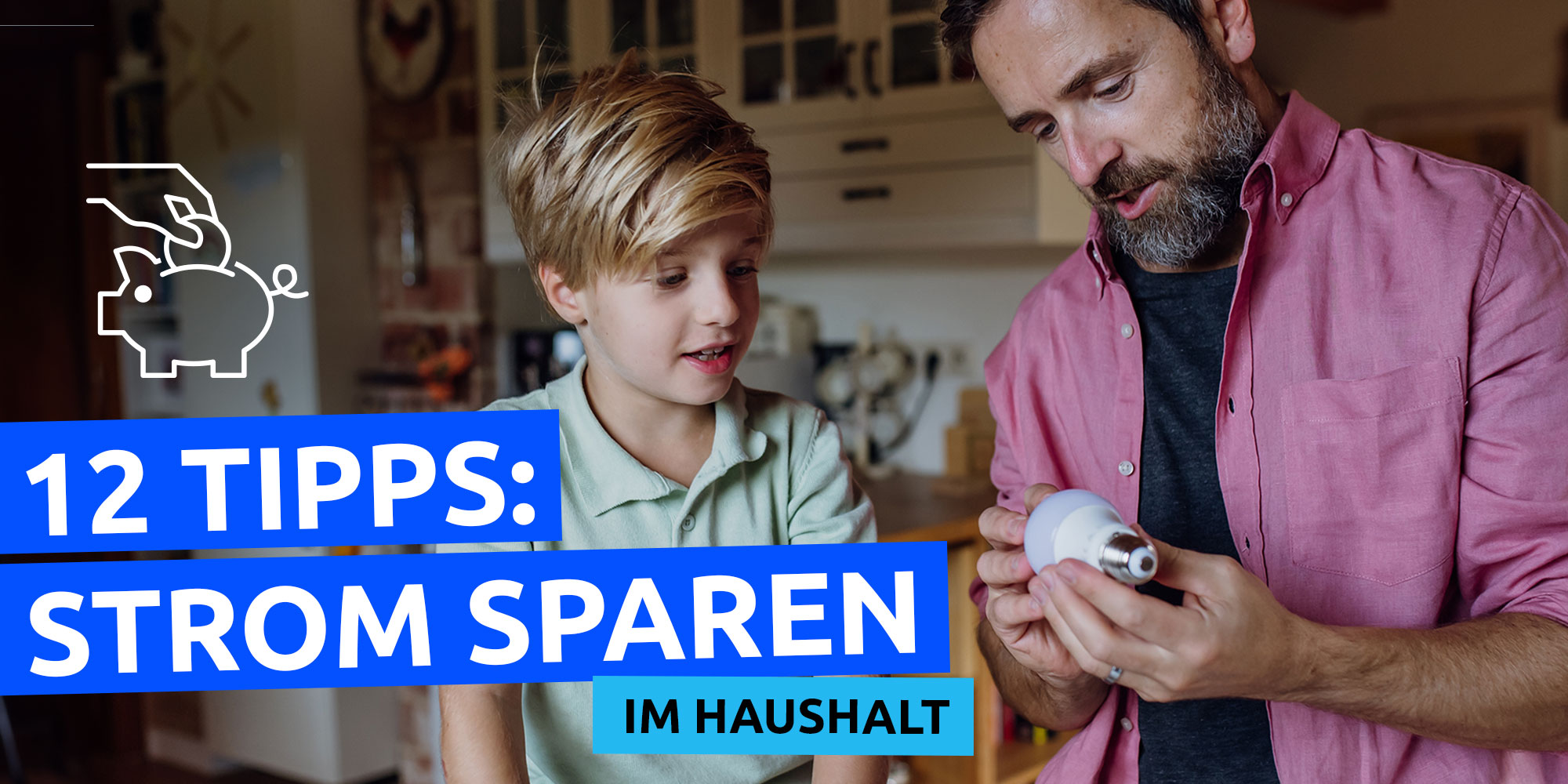 Ein Vater und Sohn schauen sich gemeinsam eine LED-Lampe an.
