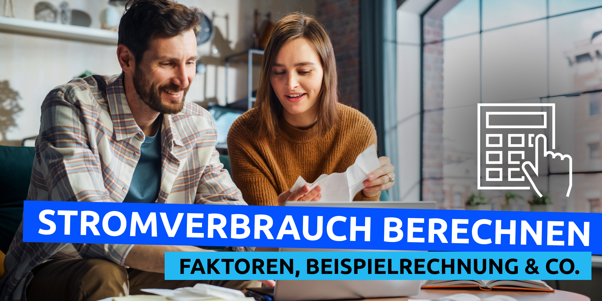 Ein gut gelauntes Paar sitzt gemeinsam am Tisch und bespricht Rechnungen.